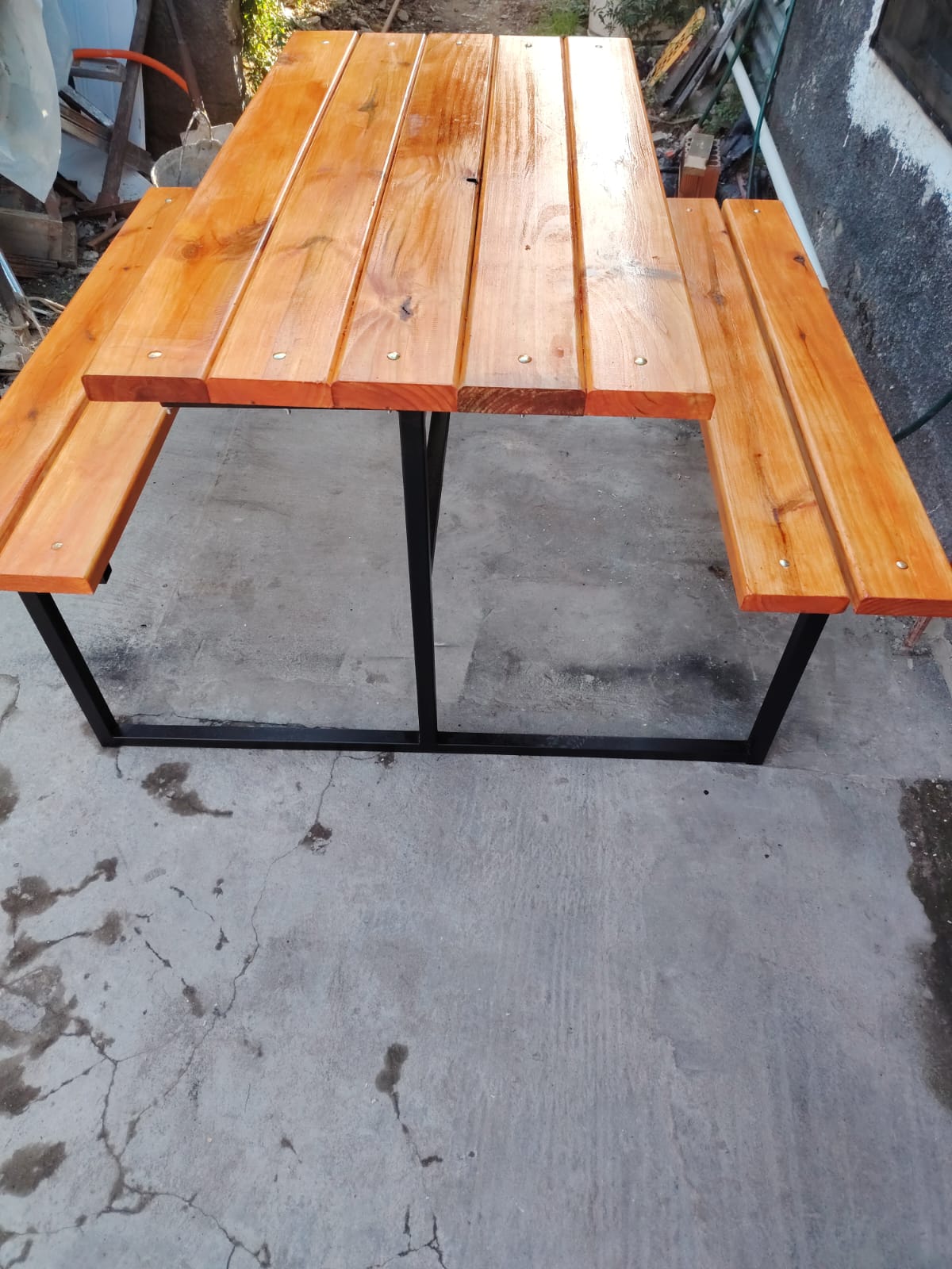 Mesa con bancos
