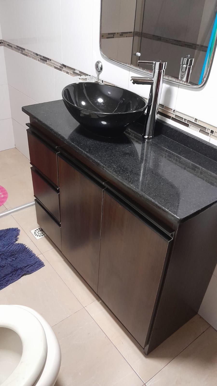 Mueble de baño oscuro